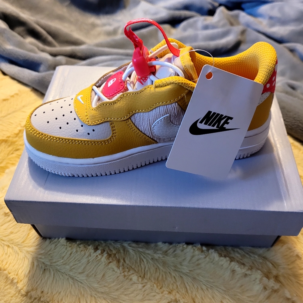 BNIB Nike Air Force 1 Toggle SE (PS)